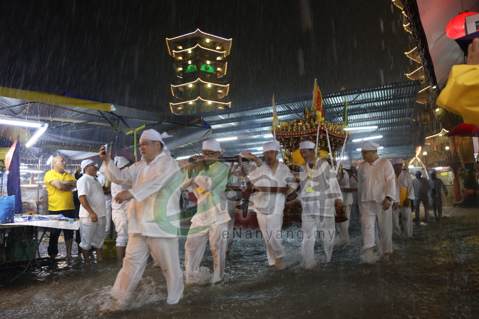安邦南天宫 雨中迎接九皇爷
