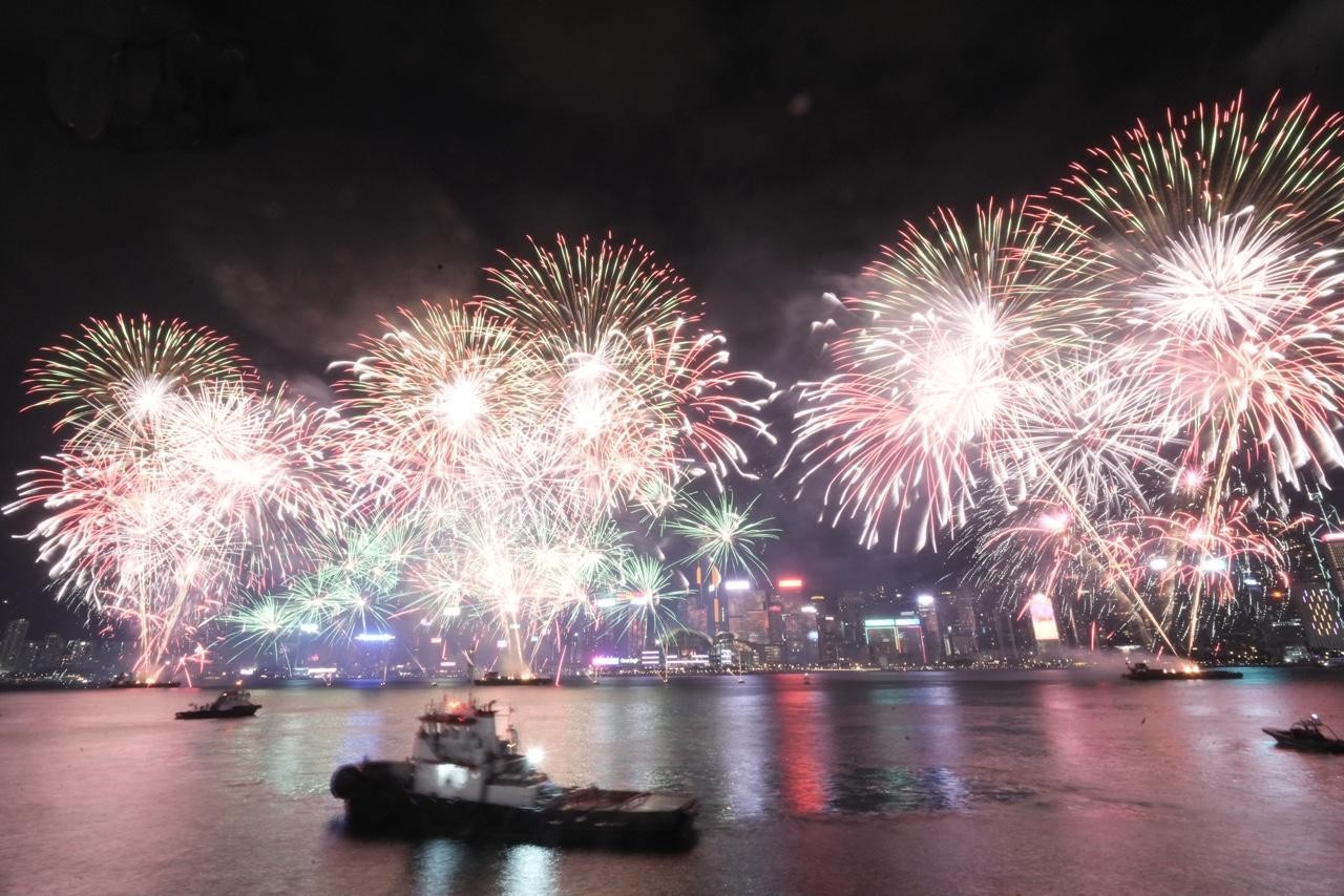 香港举行国庆烟花汇演 33万人维港两岸观看