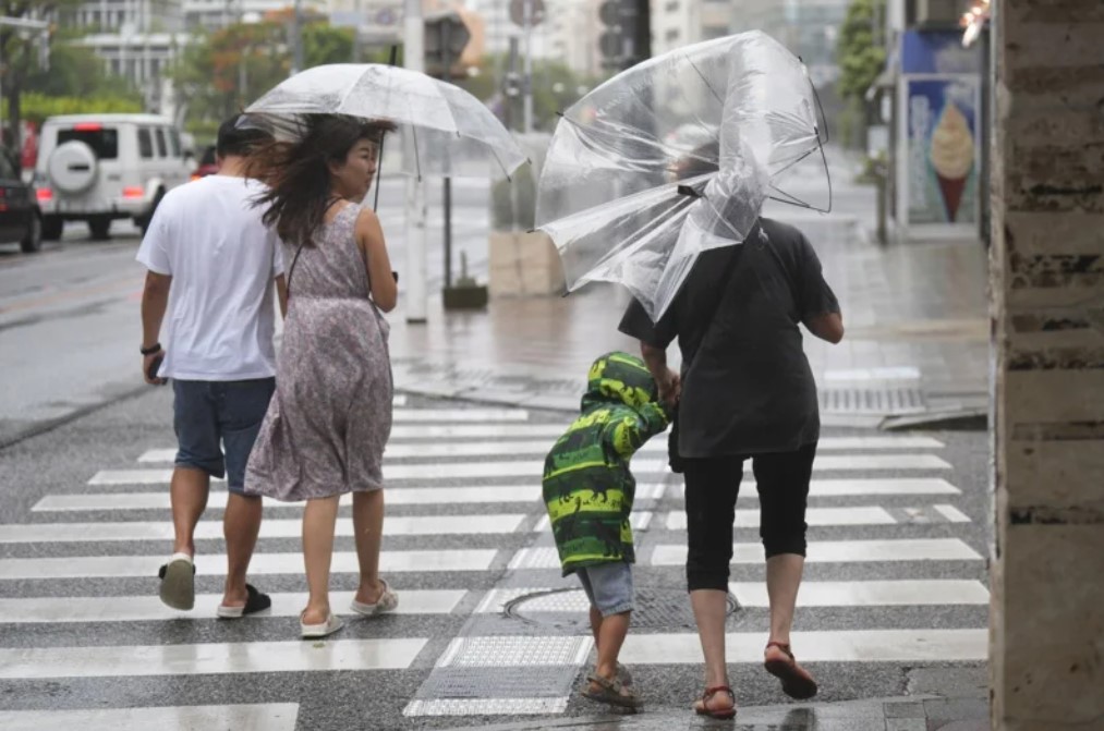 日本气象厅对冲绳本岛发“龙卷风注意报”　