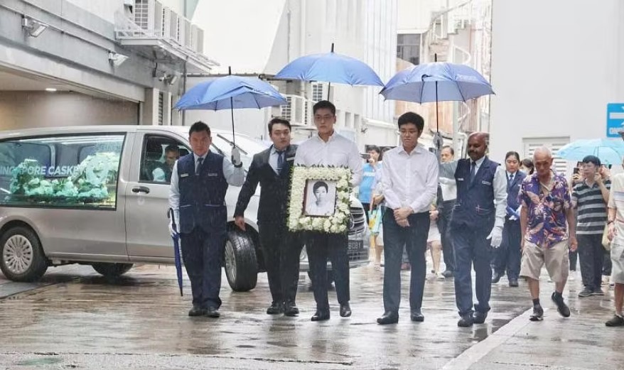 李玮玲出殡 侄儿捧遗照送最后一程