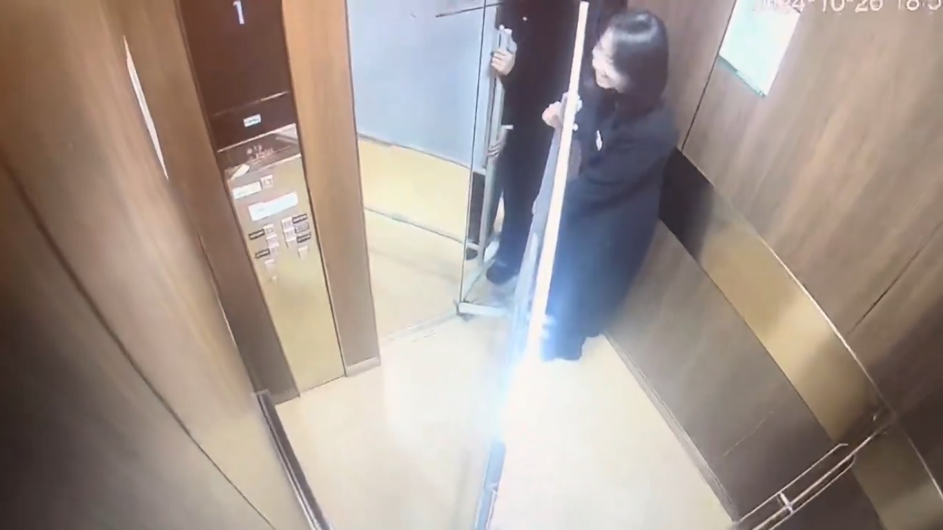 【视频】推白板搭升降机困住自己 女服务生遭网民调侃没智商