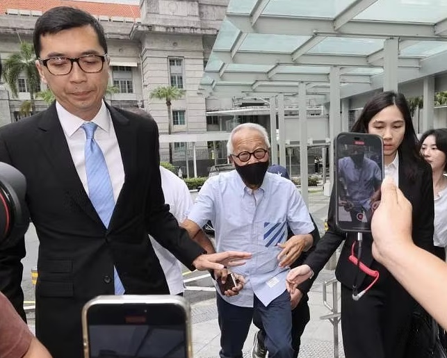 涉易华仁收贿案上庭 王明星衬衫吸眼球