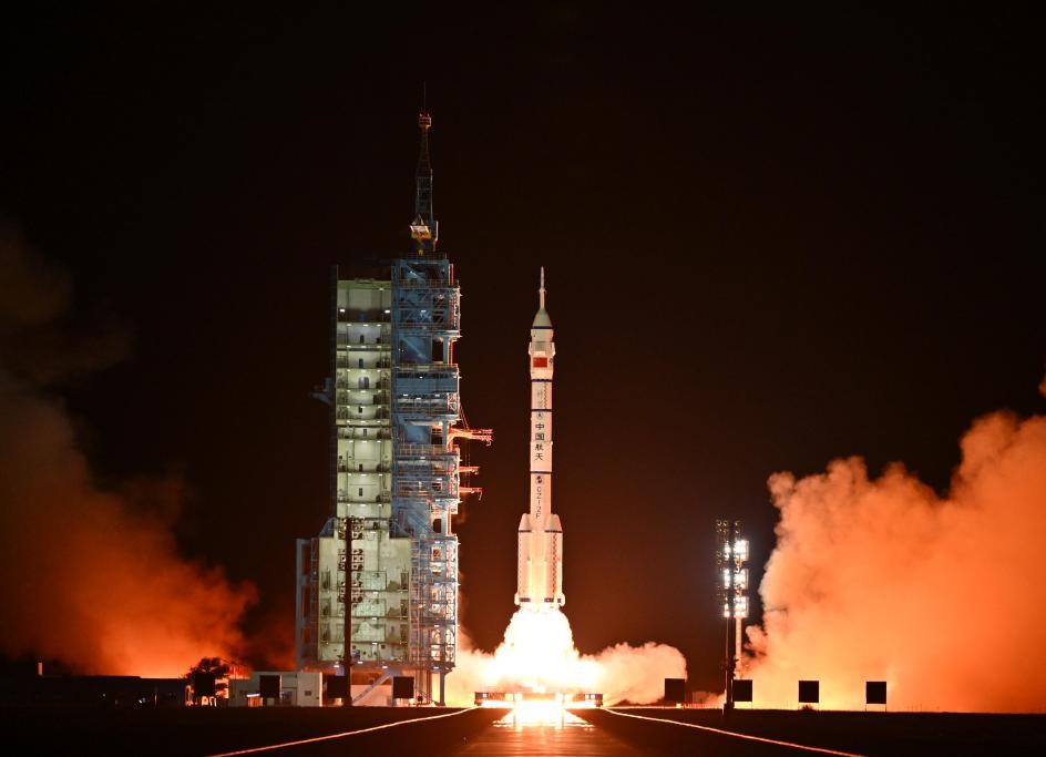 太空首次迎“90后”访客 神舟十九号发射成功