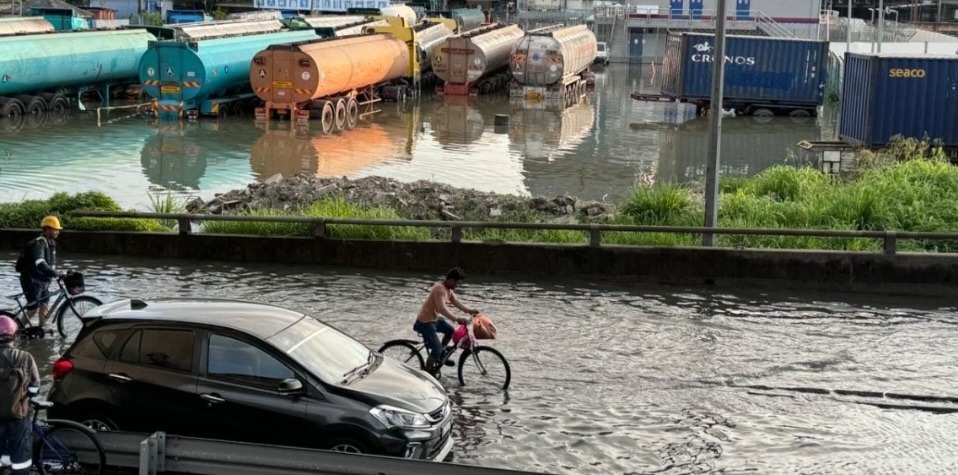 大涨潮袭巴生港口吉胆岛 主要道路淹没·凌晨交通堵塞