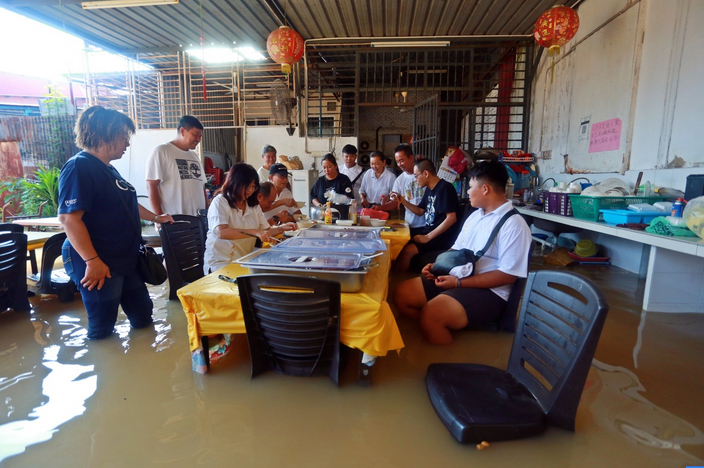 武吉槟榔斗母宫遇淹水 九皇爷诞庆典水上进行