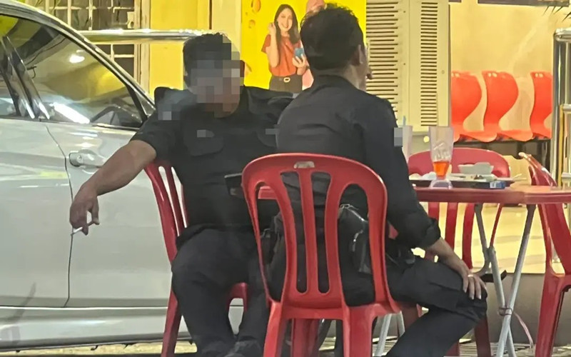 警员餐馆抽烟照疯传 警方展开纪律调查