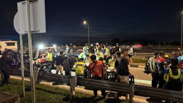 武吉阿曼威中警方联手 扣92摩托捕17人