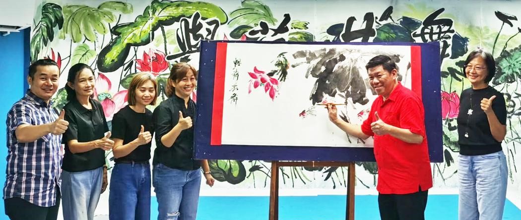 巴生兴华“与荷共舞”画展   苏进存鼓励学生培养兴趣