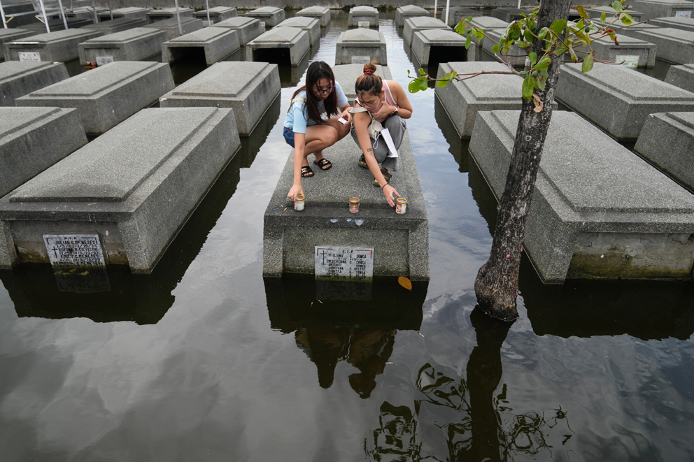 双台风袭击150死 菲律宾降半旗全国哀悼