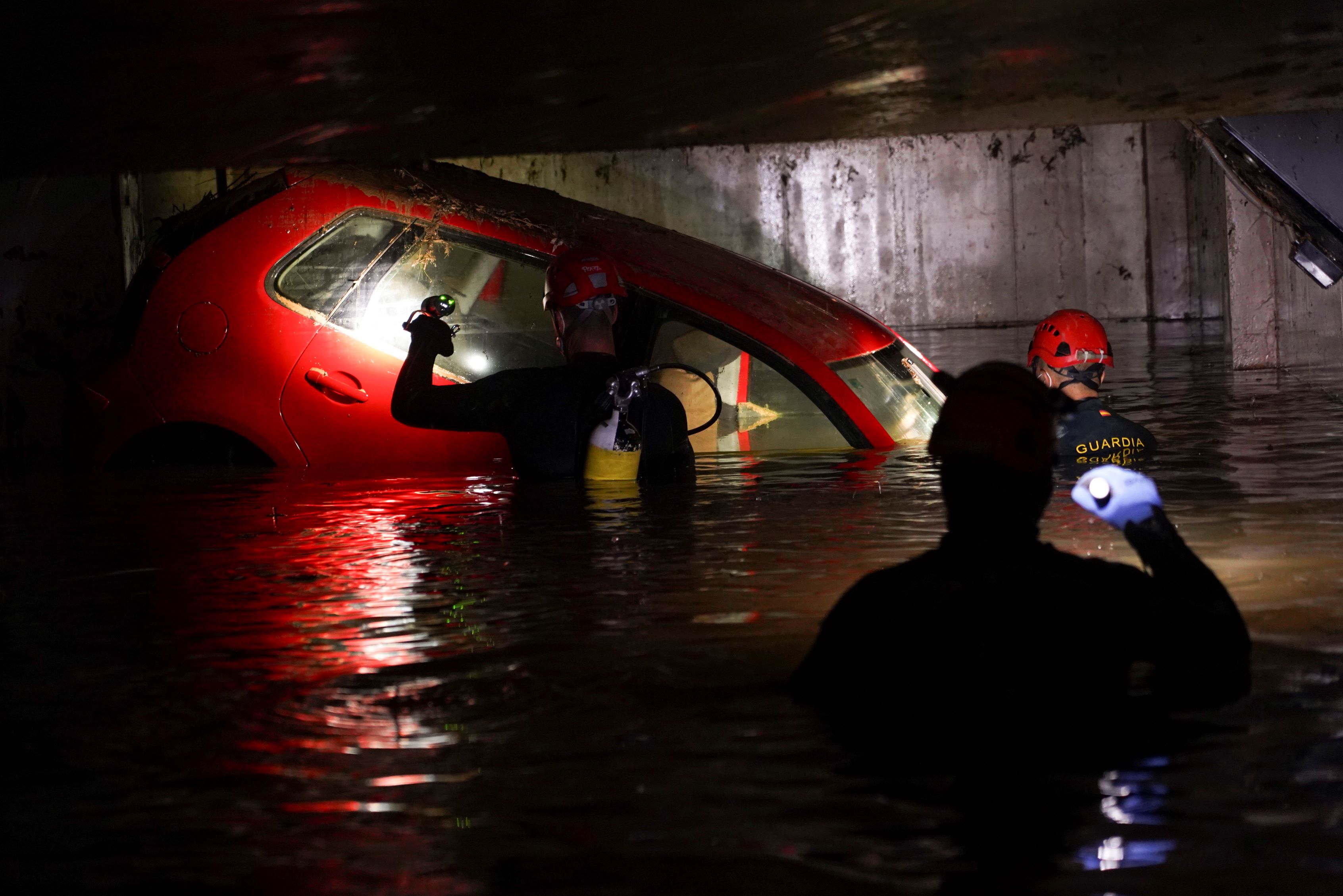 暴雨袭巴塞罗那 50航班取消及延误