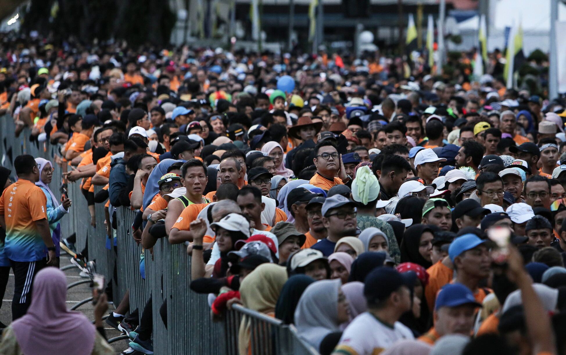 1.2万人跑马拉松庆霹苏丹华诞