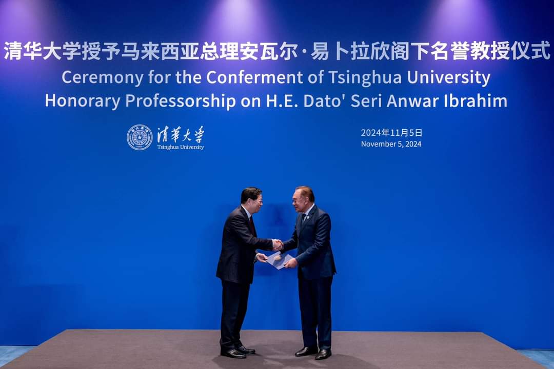 马中教育学府合作开端 安华受聘为清华名誉教授