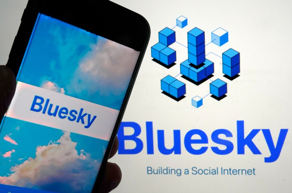 美国大选后X平台用户出走 Bluesky成长率超越Threads