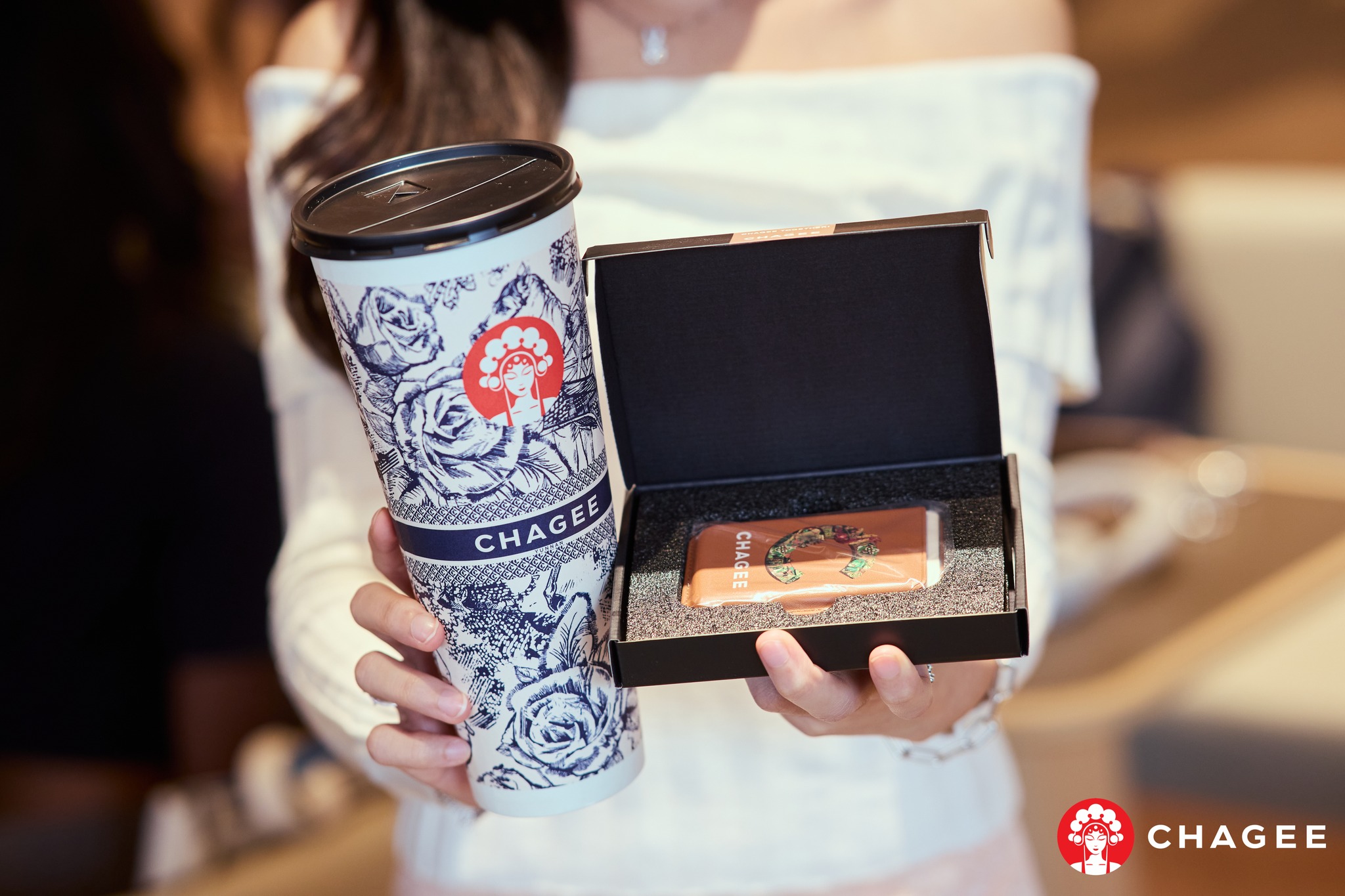 年轻人消费不手软 霸王茶姬“撕”出逾千万销量?!