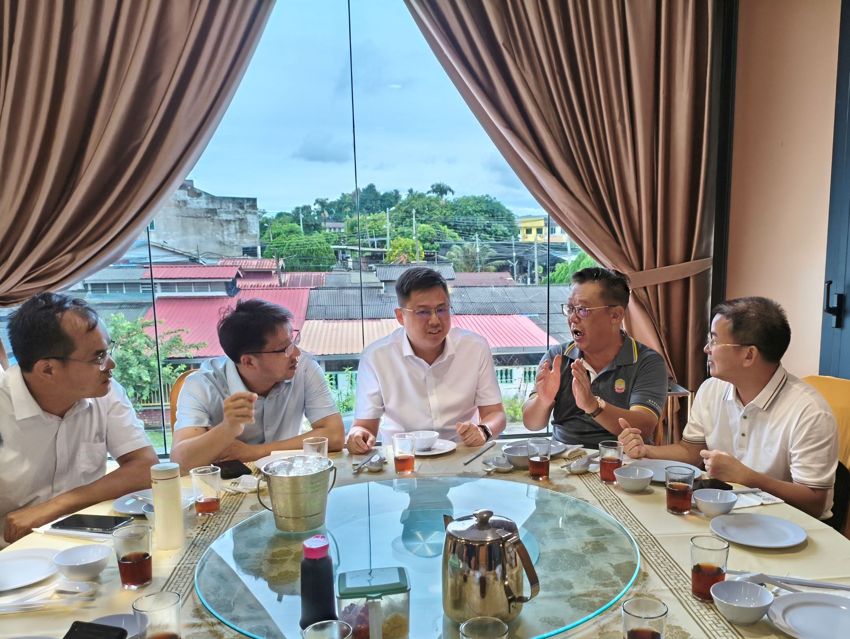 黄国樑欢迎中国游客   来马交流经贸畅吃榴梿