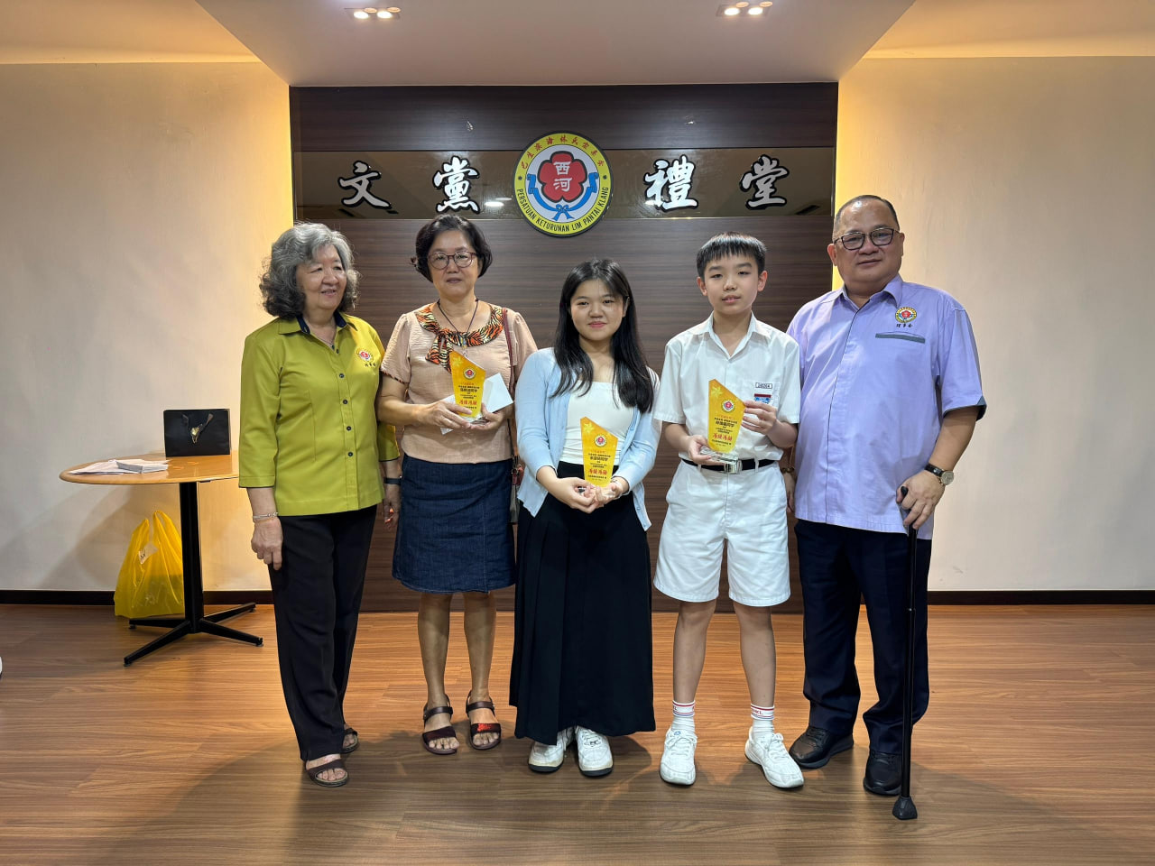 巴生滨海林氏宗亲会颁奖励金