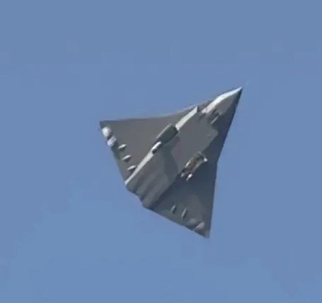 成都上空神秘现踪 疑解放军六代战机曝光