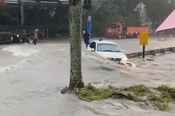 【视频】突发水灾受困轿车 5人死里逃生