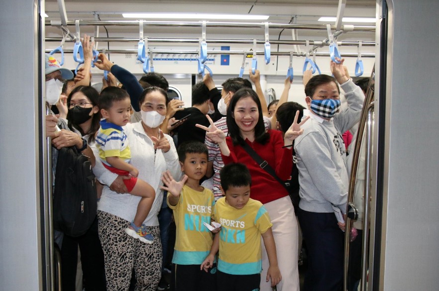 胡志明市首迎捷运 开通日涌上千人排队·延宕12年终完工