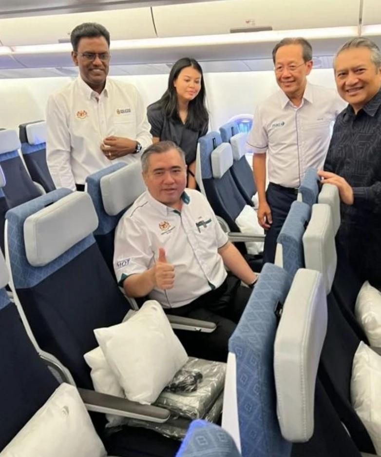 陆兆福(坐者)体验空中巴士A330neo座位的舒适度