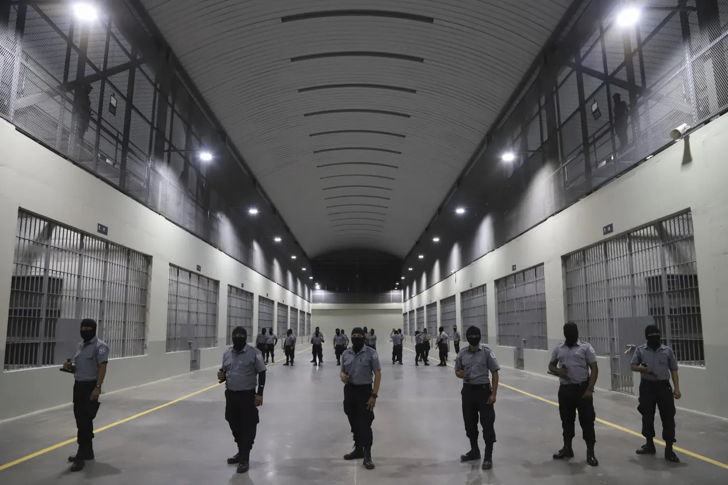 世界最恐怖监狱 关4万杀人犯 狱警全蒙脸