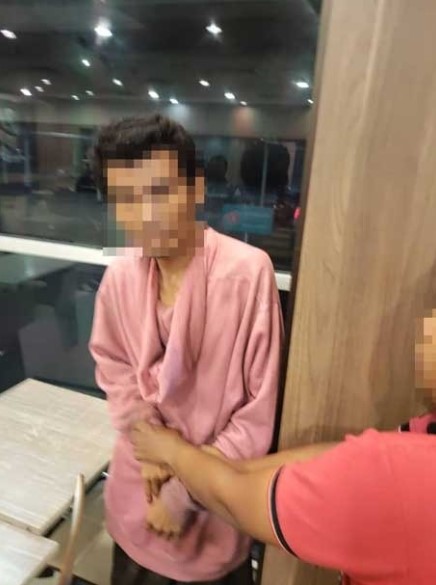 霸市如厕女儿险遭掳 女童母唤夫擒陌生男