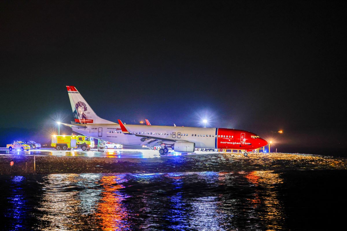 波音737降落后冲出跑道 只差15公尺就坠海