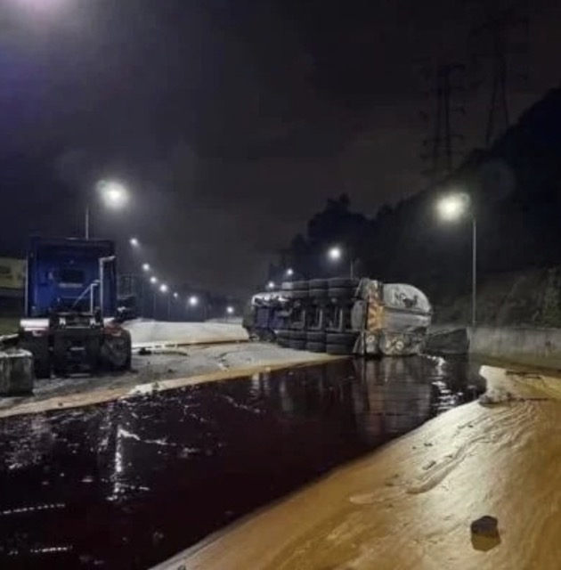 油槽车高速公路失控侧翻 大量棕油泄漏一地