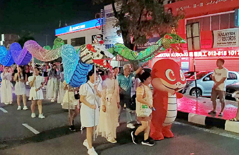 威省大旗鼓游行 青白蛇许仙法海吸睛