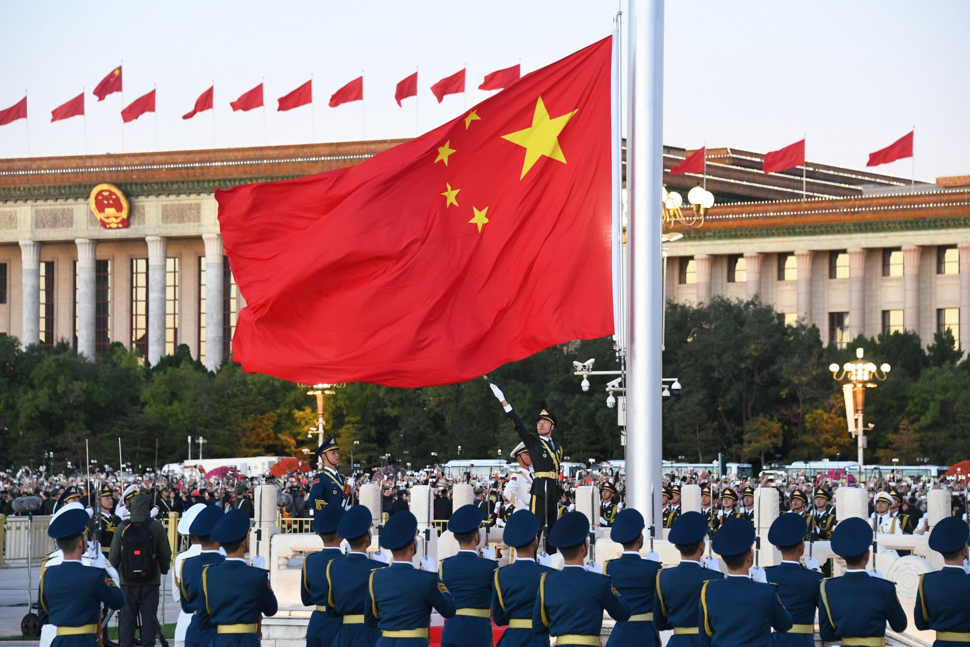 避免随处乱丢污损续用 北京拟设国旗收回点