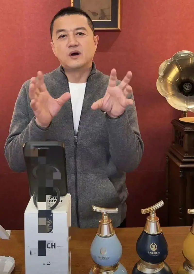 种茶开火锅店还不够 李亚鹏自创白酒品牌结果惨了