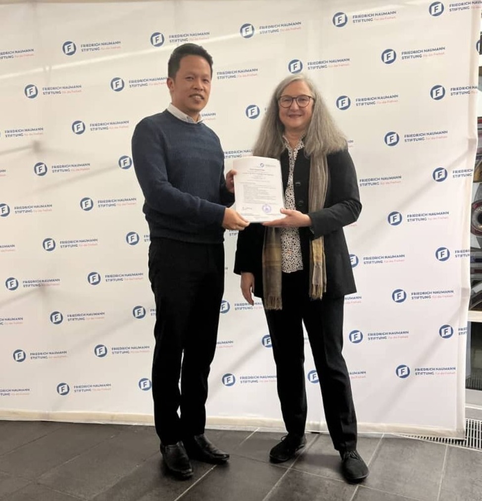 士满慕州议员赴德国 参加抗假新闻研讨会