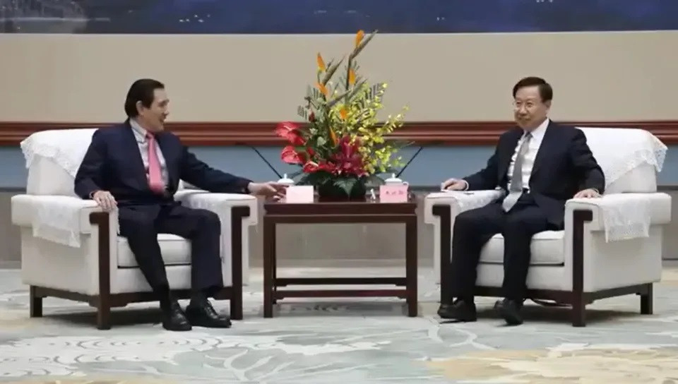 抵成都晤省委书记王晓晖 马英九说四川话拉近距离