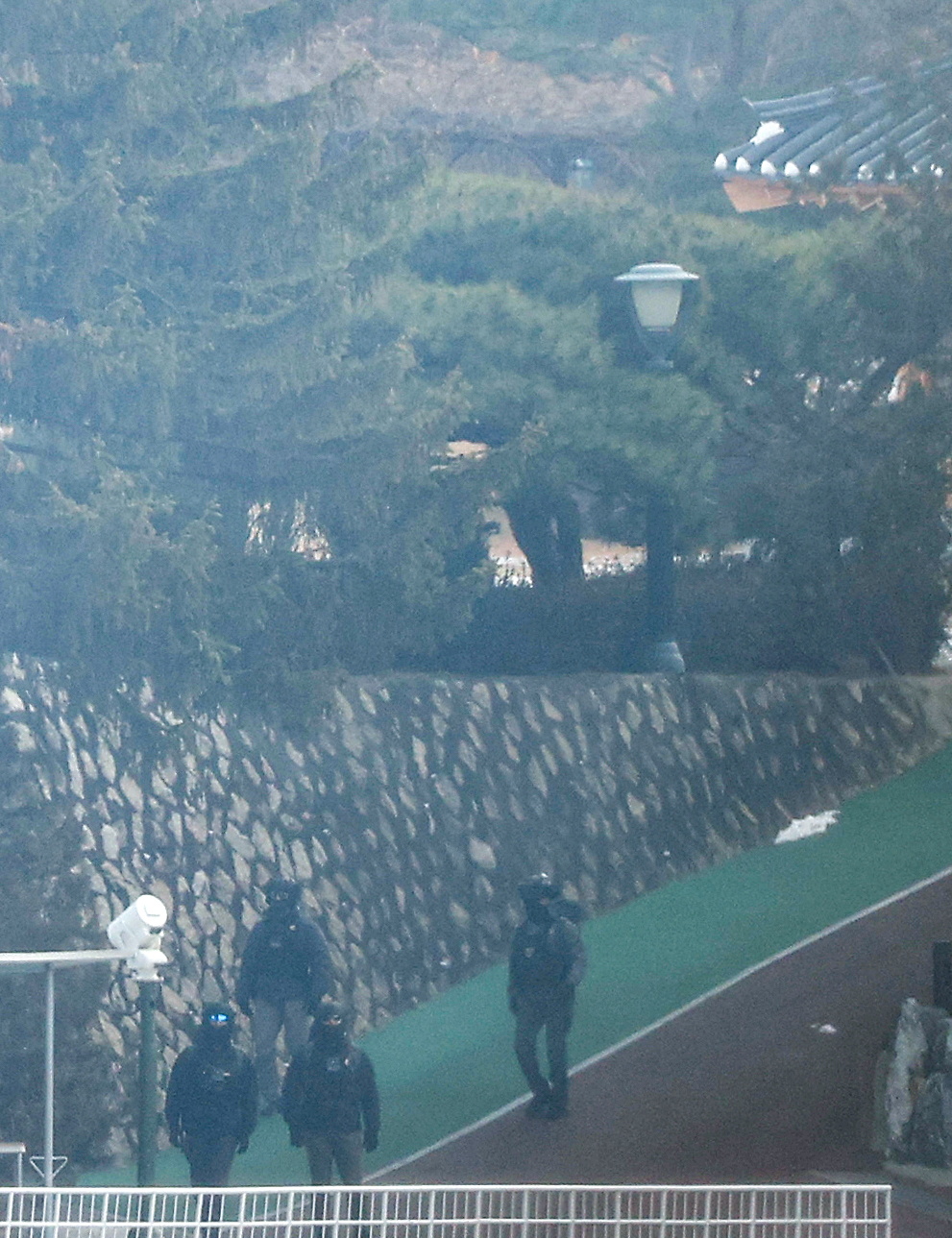 弹劾案首场辩论庭4分钟结束 韩媒：500警“先锋队”明晨逮捕尹锡悦