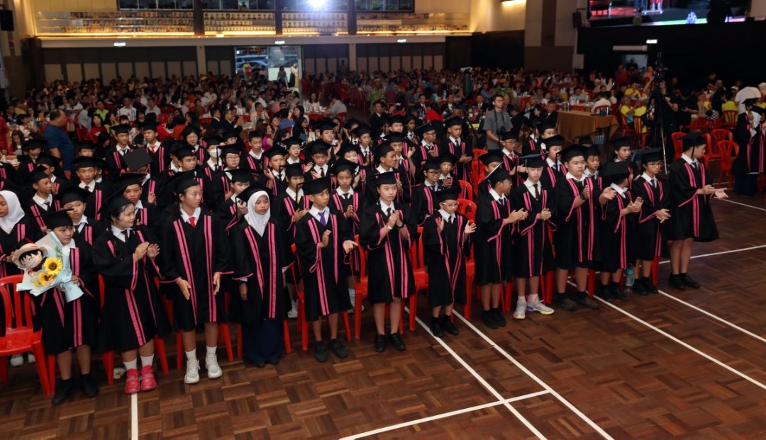 巴生班达马兰华小A校 173学生高唱骊歌