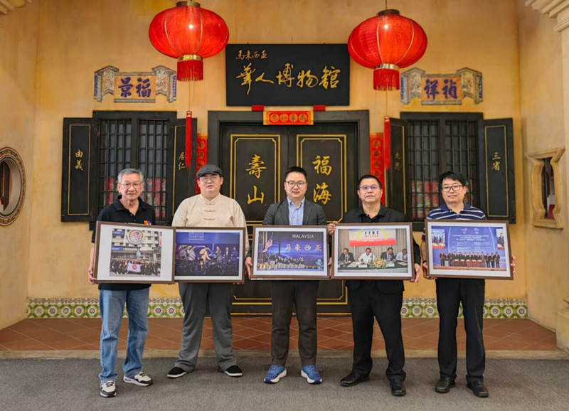 马中友好协会联同新华社 建交图片赠华人博物馆