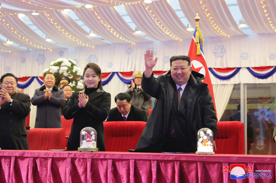 朝新年大型庆祝活动 金正恩携女出席观看