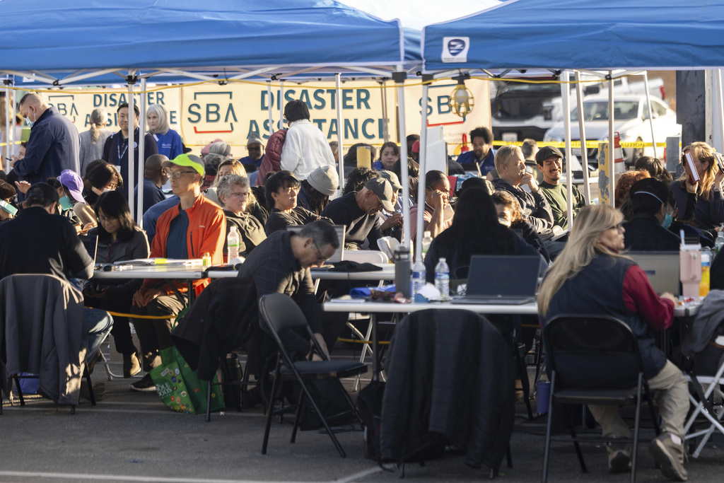 不满应对灾情失准 特朗普令查紧急措施署