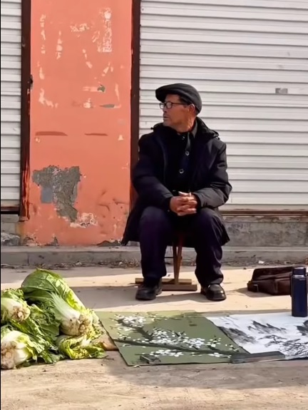 【视频】中国老菜贩智力受损痴迷绘画“菜画左右互搏”网封“市集梵谷”
