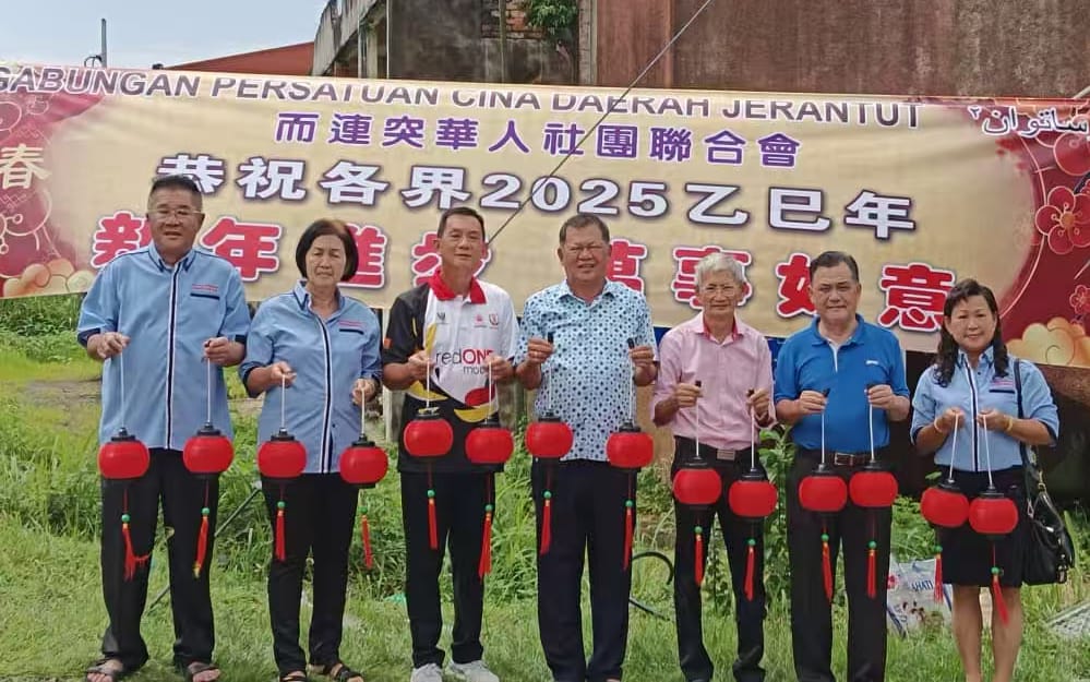 而连突华人社团联会 双溪仁新村挂红灯笼