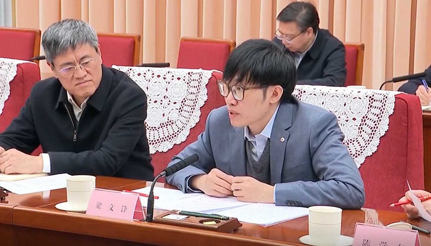 DeepSeek创办人经历曝光 85后曾用AI炒股掌千亿私募基金