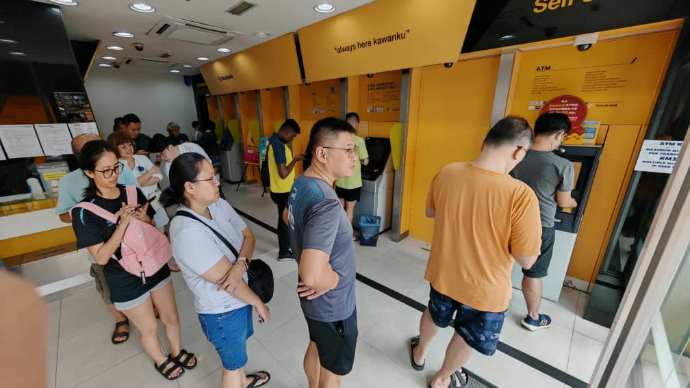 【视频】Maybank分行特定提款机 开放提取10及50令吉新钞