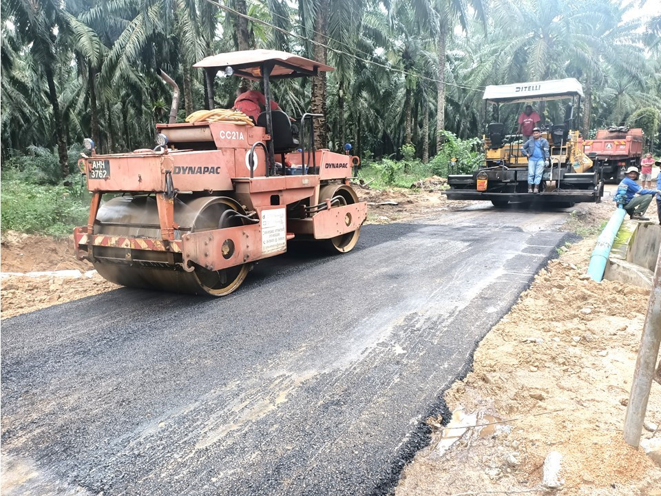 河水冲蚀坍塌 登宝阁园丘马路修复