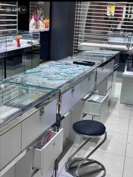 抢商场金店遭保安开枪 匪拖100公尺“血路”逃