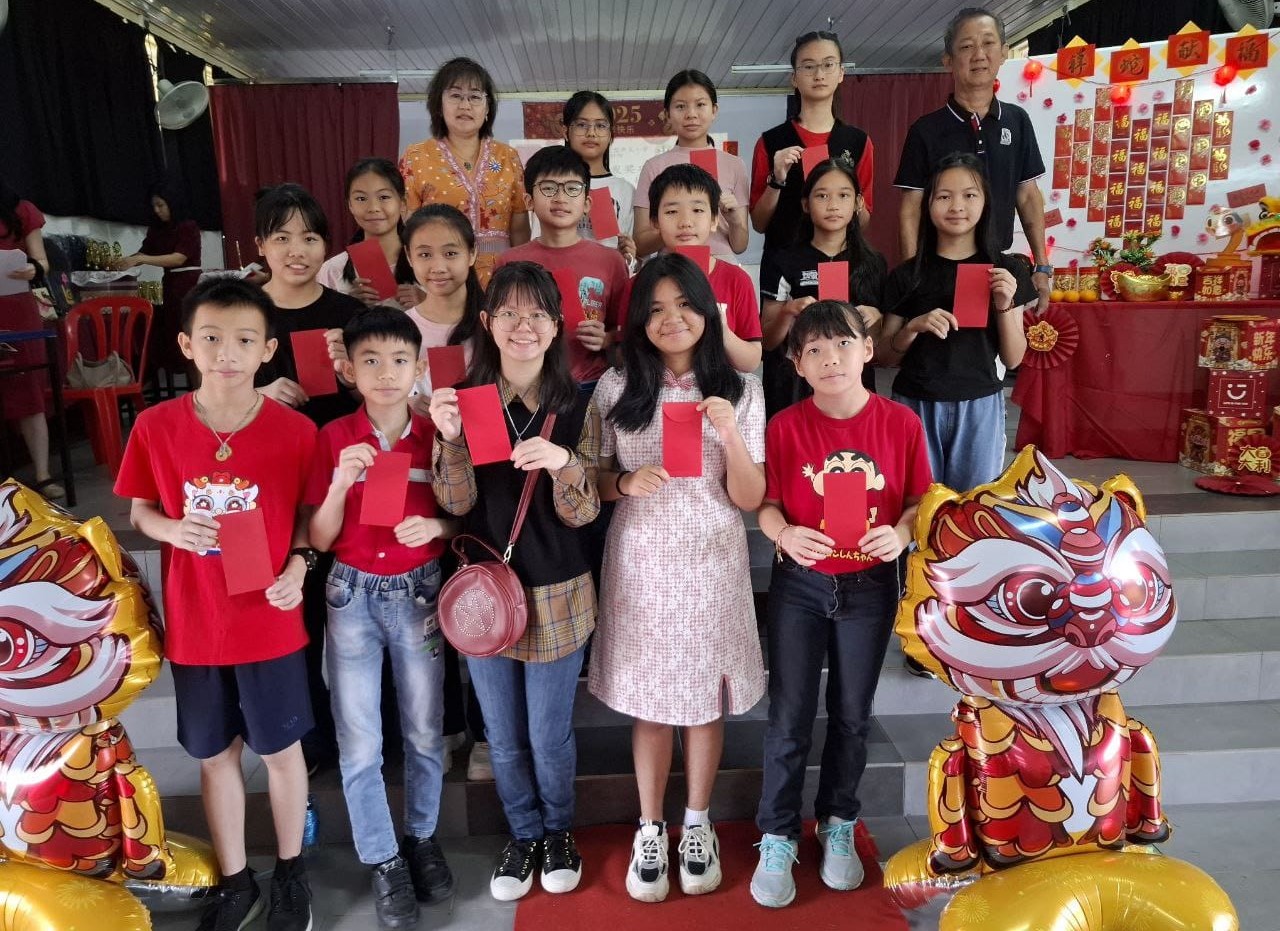 学生们开心地领取红包