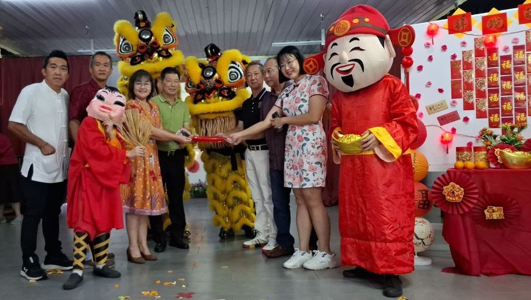 众嘉宾一起接领醒狮的吉祥品