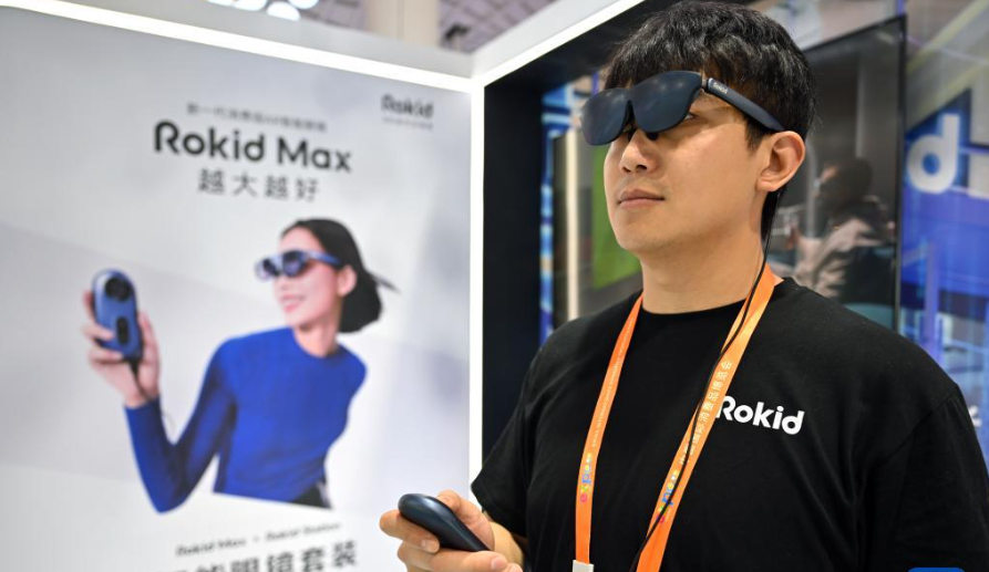 人工智能眼镜热潮来临 AI个人设备挑战隐私