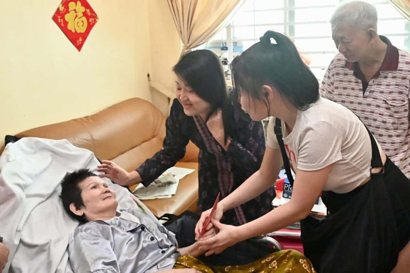 林秀琴率槟珍珠志工团 赠贫户物资红包献关怀