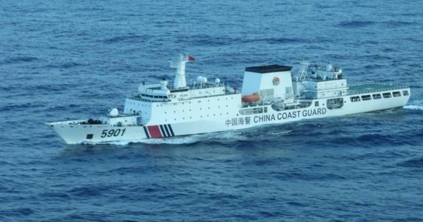 中国“怪兽”船再现 菲律宾海警驶近发警告
