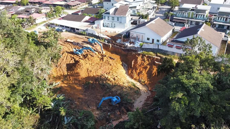 土崩致水管破·10水槽车应急 下霹雳严重制水引民怨